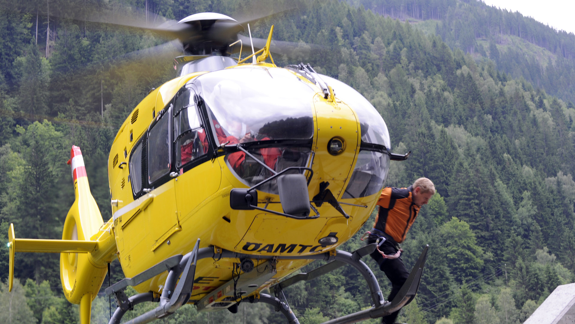 "Die Bergretter - Verzweiflungstat": Andreas (Martin Gruber) springt vom Helikopter auf den Staudamm.