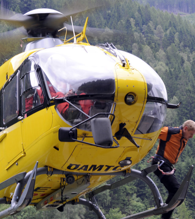 "Die Bergretter - Verzweiflungstat": Andreas (Martin Gruber) springt vom Helikopter auf den Staudamm.