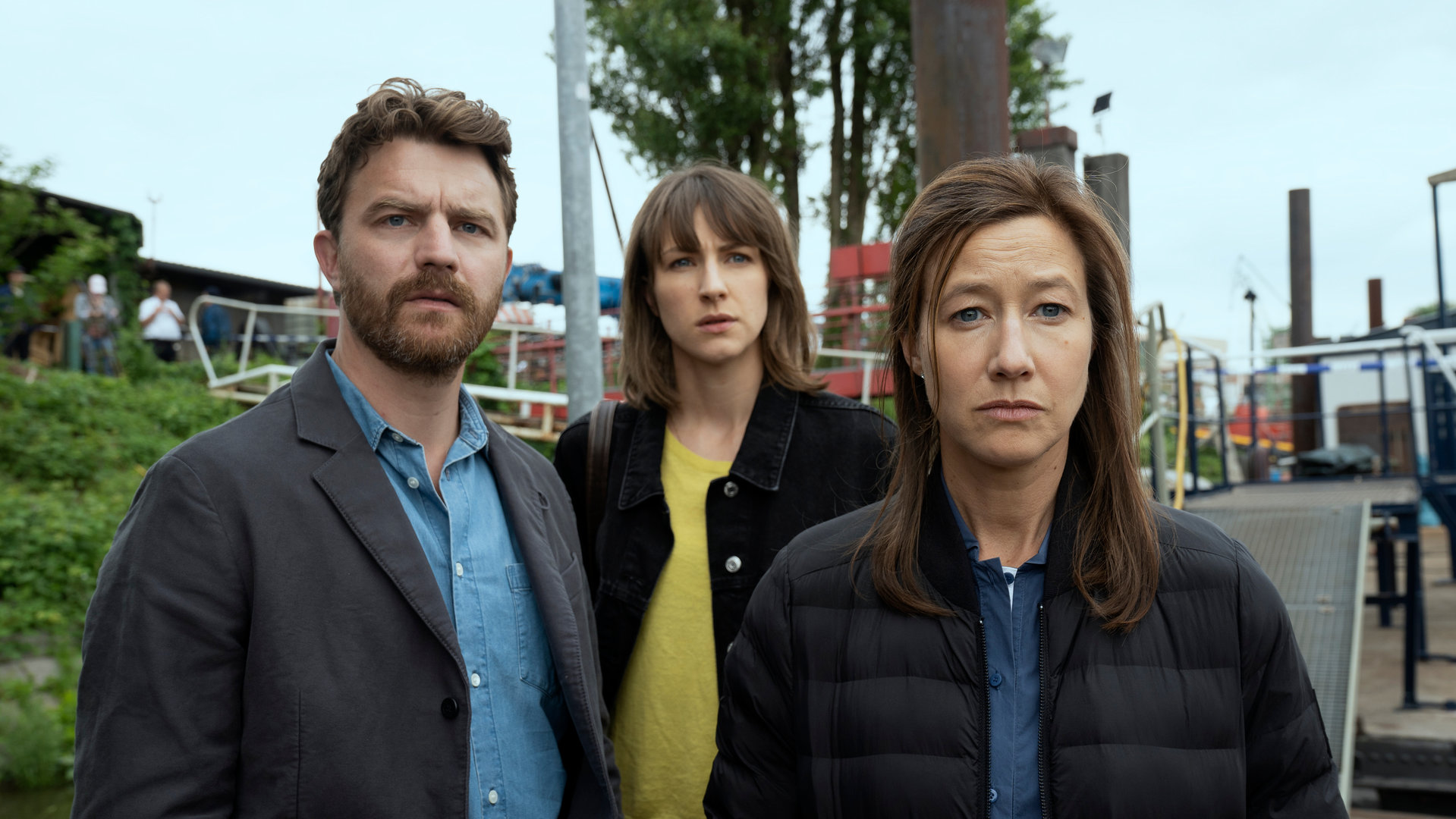"LIBERAME - Nach dem Sturm - Mayday": Jan Garbe (Friedrich Mücke) steht zusammen mit seiner Frau Caro Garbe (Johanna Wokalek) und seiner Schwester Fiona Garbe (Natalia Belitski) am Steg ihres Bootes und schauen entsetzt.