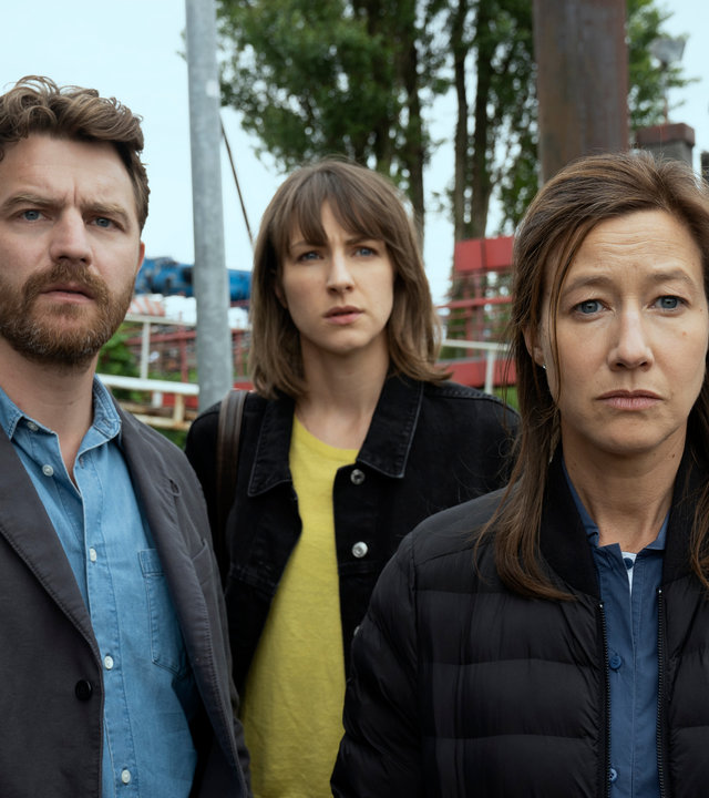 "LIBERAME - Nach dem Sturm - Mayday": Jan Garbe (Friedrich Mücke) steht zusammen mit seiner Frau Caro Garbe (Johanna Wokalek) und seiner Schwester Fiona Garbe (Natalia Belitski) am Steg ihres Bootes und schauen entsetzt.