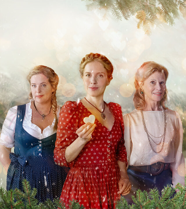 "Zitronenherzen": Montage: Greta (Diana Amft), Carla (Paula Kalenberg) und Marlene von Osterburken (Leslie Malton) stehen nebeneinander und schauen in die Kamera. Im Hintergrund liegt eine Schneelandschaft mit bewaldeten Bergen und einem Holzhaus. Über allem liegt eine durchsichtige Weihnachtskugel, die unten und oben von einem Tannenzweig eingefasst ist.