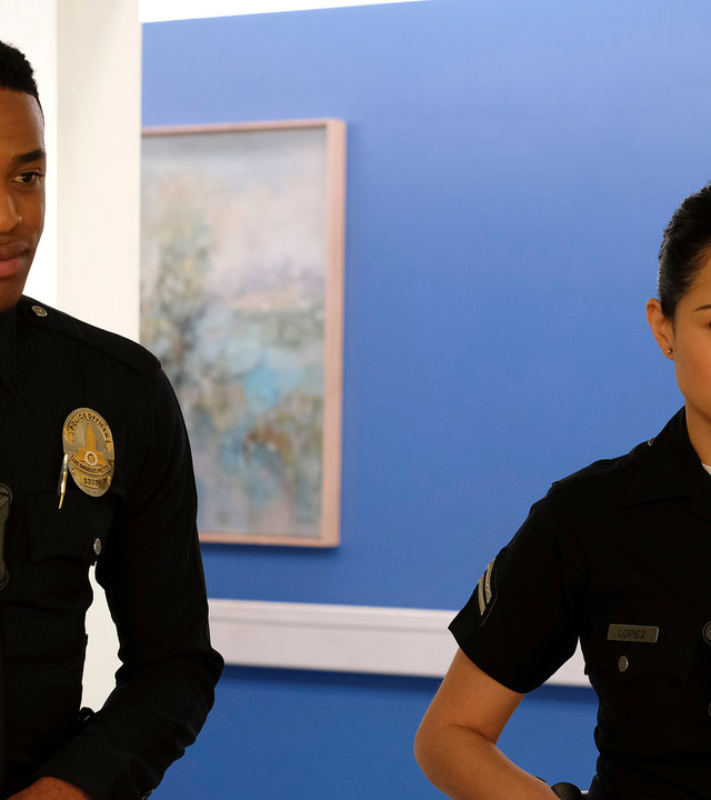 "The Rookie - Gebrochene Herzen": Jackson West (Titus Makin Jr.) und Angela Lopez (Alyssa Diaz) sind in einem Krankenhaus und stehen in dem Zimmer eines Patienten.