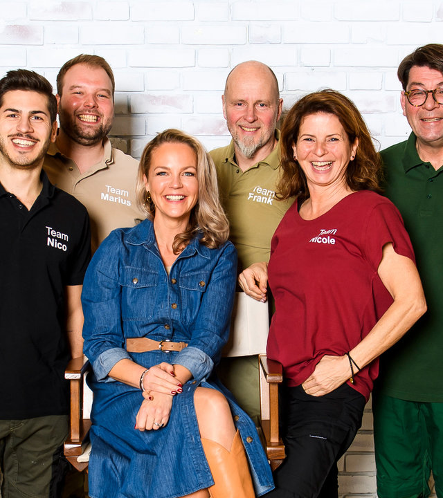 "Duell der Gartenprofis": Dennis Thiele, Nico Sollazzo, Marius Surmann, Frank Egger, Nicole Johag, Frank Riese und René Pütz stehen lachend nebeneinander. Zwischen ihnen sitzt Eva Brenner, die ebenfalls in die Kamera lacht.