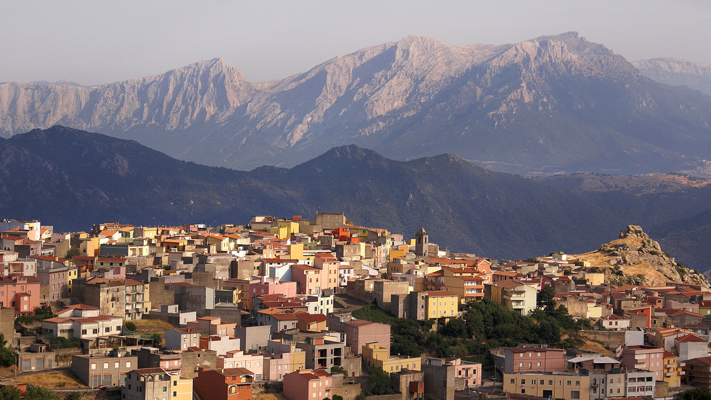 "Inseln des Mittelmeeres: Sardinien" - Das Dorf Orune - Im Hintergrund das Sopramonte-Gebirge