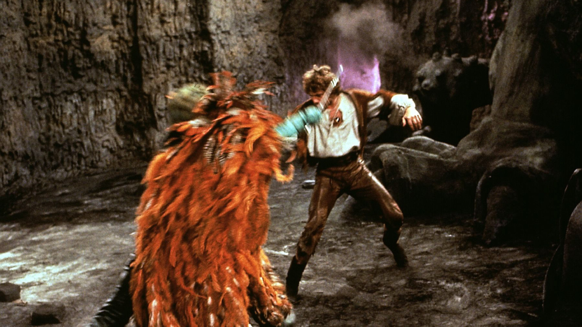 Jan (Thomás Valík, r.) hat es geschafft, in die Höhle von Magnus (Matthias Habich) einzudringen und stellt sich einem harten Kampf.