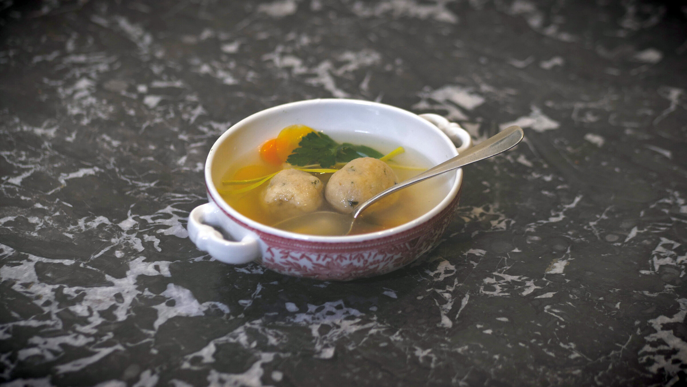 "Wiener Lifestyle - Knödel, Gulasch, Mazzes (2/3)": Matzeknödlsuppe.