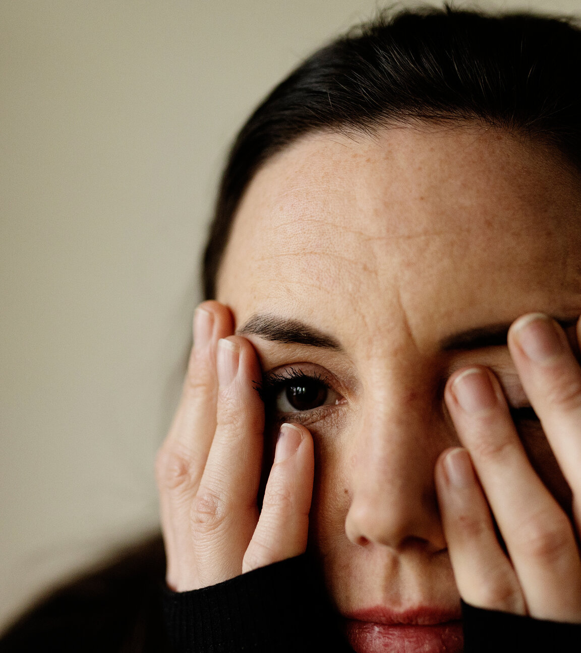 "Kampf im Kopf: Leben mit Depression": Porträtaufnahme: Michelle hält ihre Hände vor ihr Gesicht.