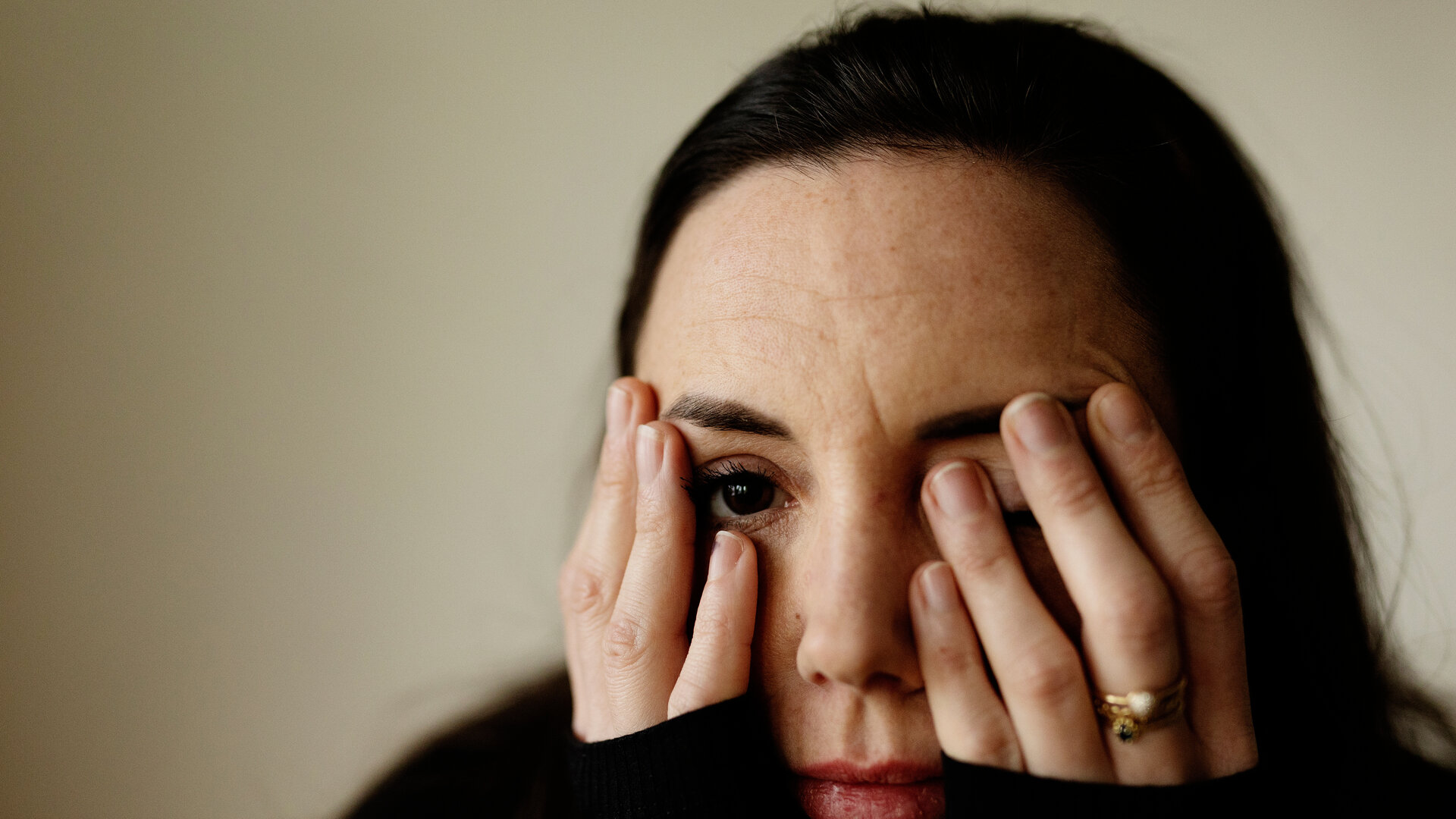 "Kampf im Kopf: Leben mit Depression": Porträtaufnahme: Michelle hält ihre Hände vor ihr Gesicht.