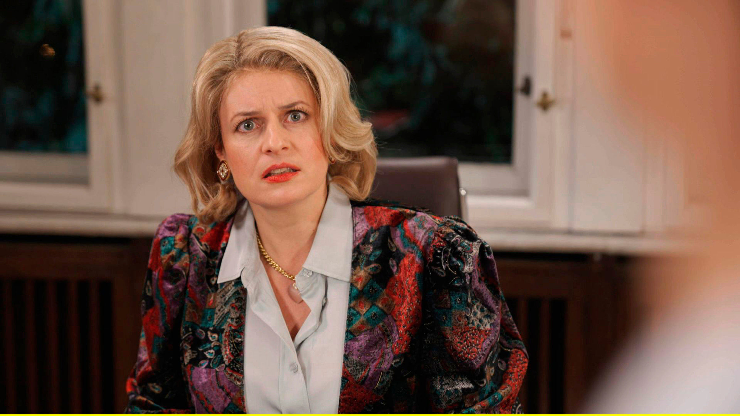 "Fraueng´schichten - Partytime!": Bürgermeisterin Elisabeth Kraneder (Angela Ascher) hält nichts vom neuen Diversenparkplatz.