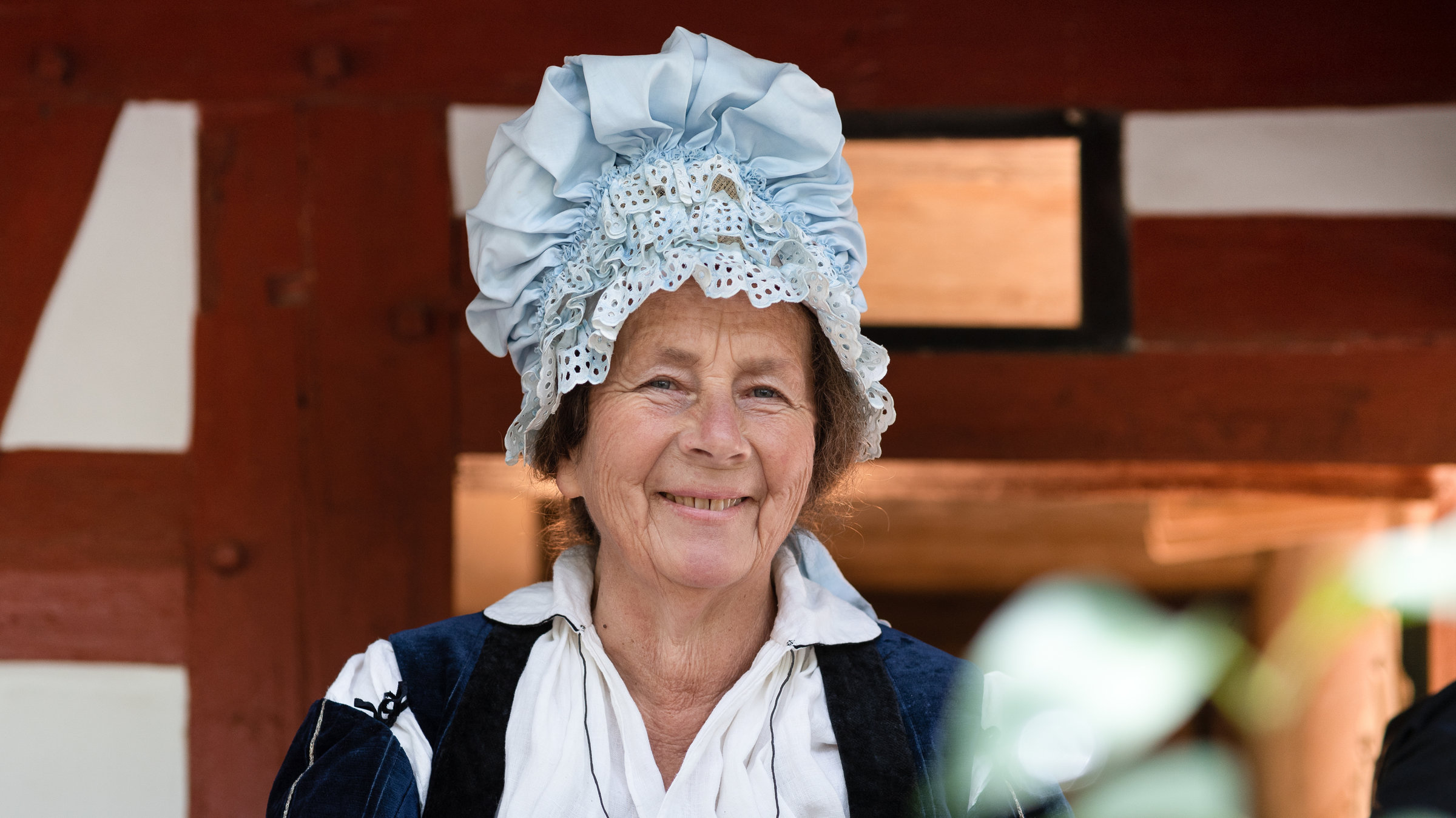 "Terra X: Magie der Märchen - Frau Holle und ihre versunkene Welt": Frau Holle lächelt freundlich in die Kamera.