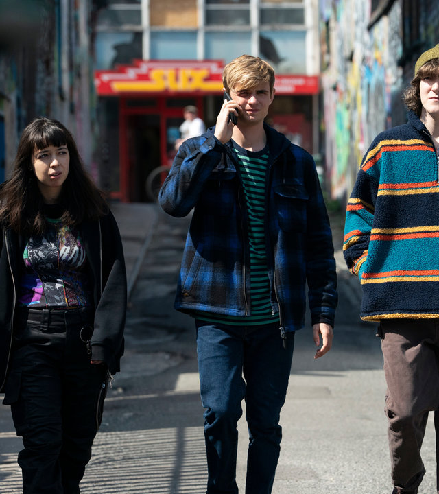 "Alex Rider - Mörder": Kyra (Marli Siu), Alex (Otto Farrant) und Tom (Brenock O'Connor) laufen eine Gasse entlang, während Alex telefoniert.