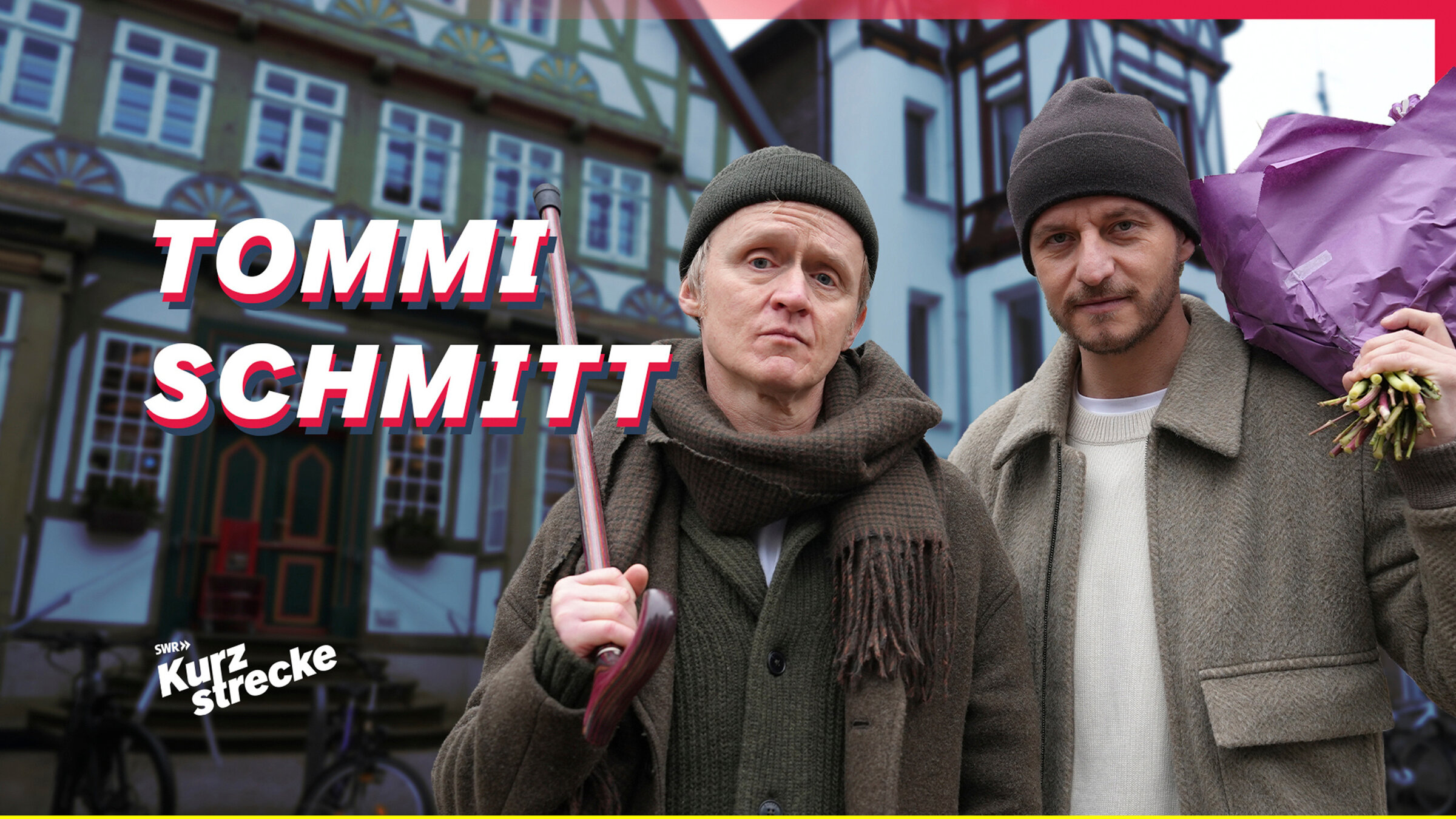 "Kurzstrecke mit Pierre M. Krause - Tommi Schmitt weiß, was Mütter wollen": Premiere in Detmold! Zum ersten Mal empfängt Tommi Schmitt ein Kamerateam in seiner Heimatstadt: Tommi Schmitt trifft Pierre M. Krause. Europas erfolgreichster Podcaster und Europas einziger Mann ohne Podcast.