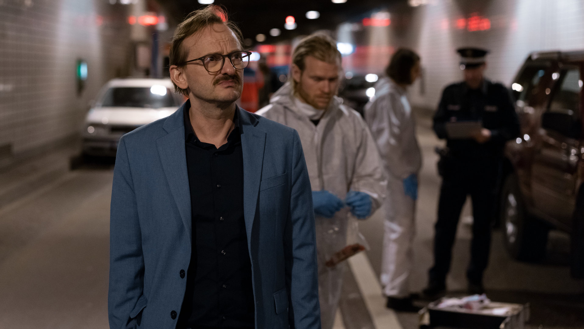 „Danowski – Blutapfel“: Im Elbtunnel. Adam Danowski (Milan Peschel) steht vor Huber (Lennart Lemster)  von der Spurensicherung und sieht sich im Tunnel den Tatort an.