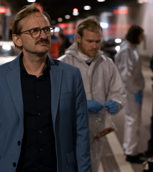 „Danowski – Blutapfel“: Im Elbtunnel. Adam Danowski (Milan Peschel) steht vor Huber (Lennart Lemster)  von der Spurensicherung und sieht sich im Tunnel den Tatort an.