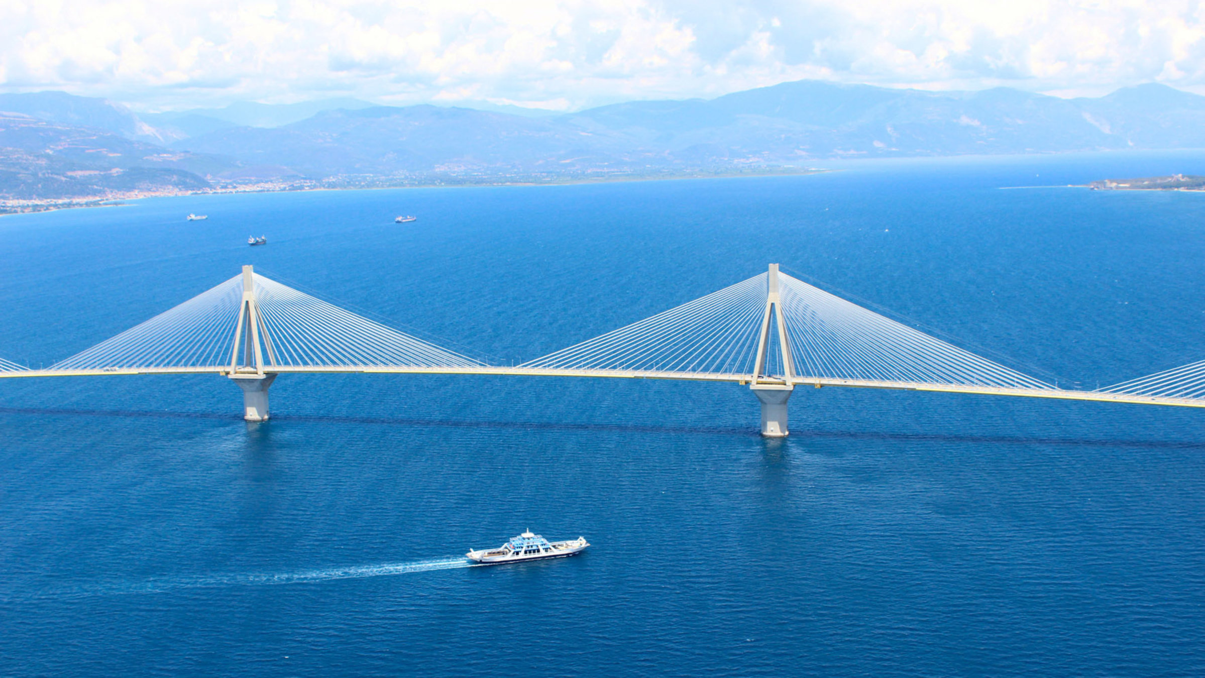 "Griechenland: Von den Gipfeln bis ans Meer – Südküste und Attika": Die Brücke von Rio verbindet den Peloponnes mit dem Festland. Ihr Bau stellte besondere Anforderungen an die Konstrukteure, weil die weltweit zweitlängste Schrägseilbrücke  in einem Erdbebengebiet liegt.