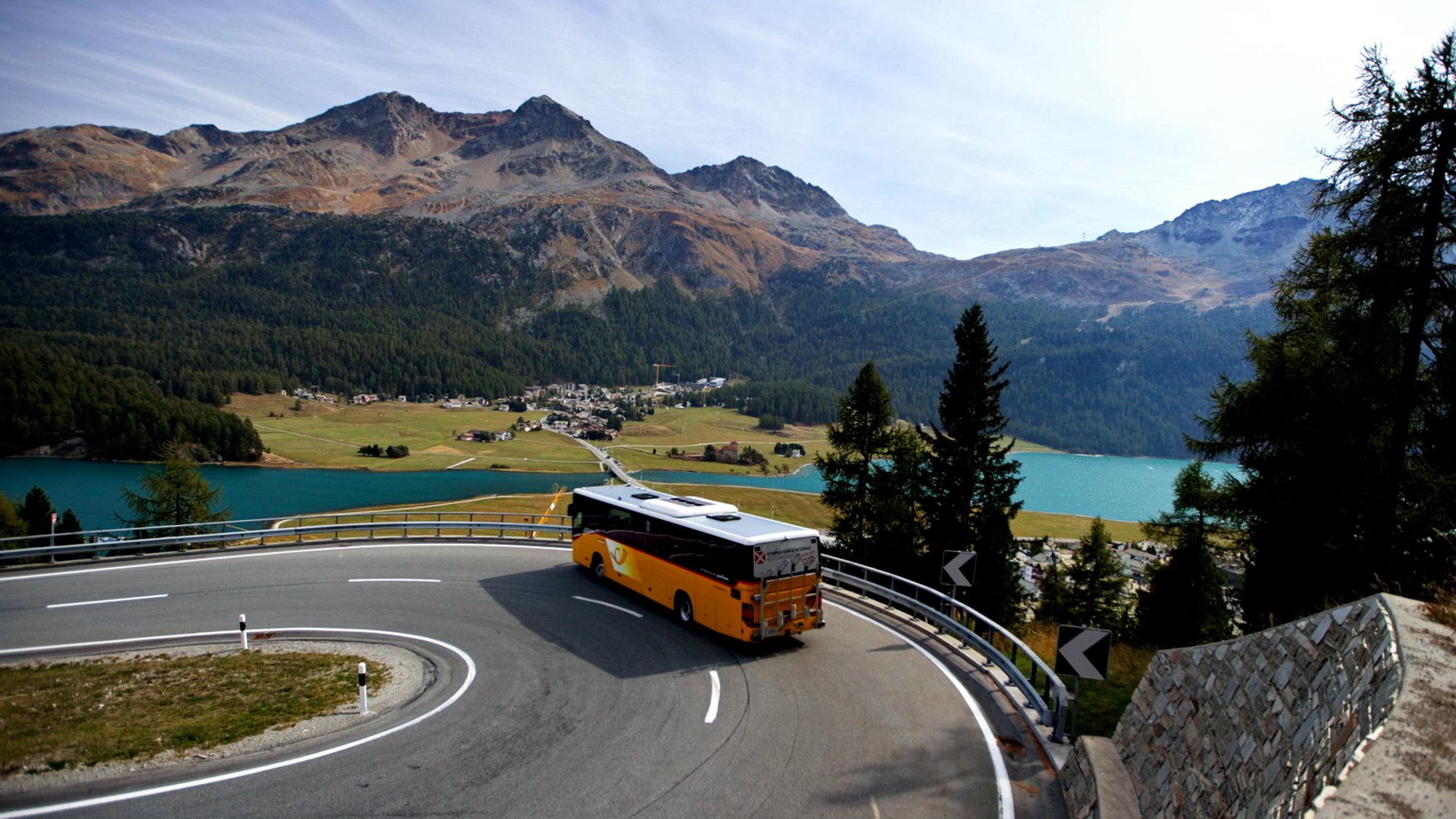 "Traumrouten der Schweiz II (4/4): Mit dem Postauto über den Julierpass": Blick auf das Seenplateau bei Silvaplana