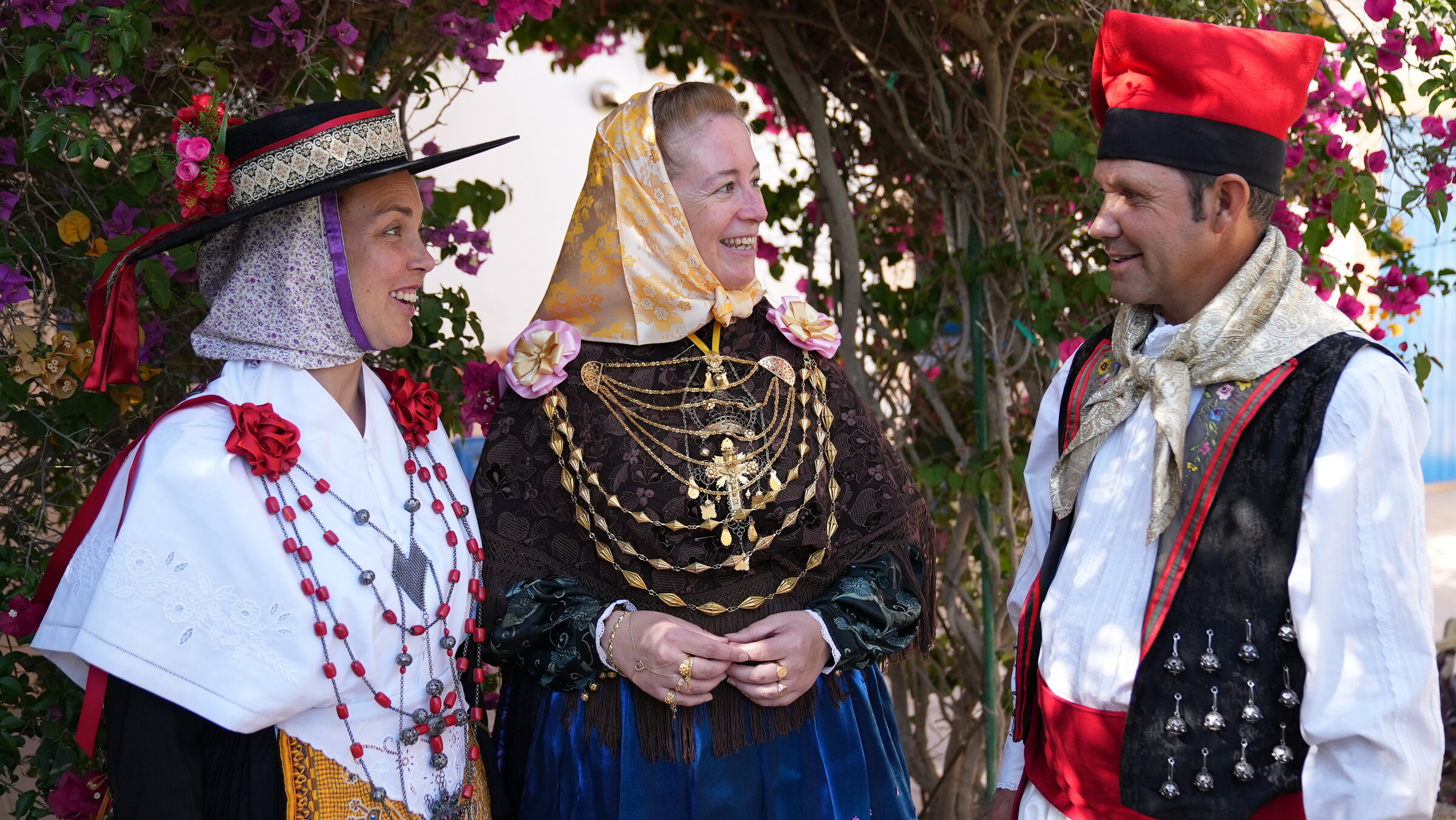 "Balearen - Die vier schönen Schwestern (4/4) - Formentera - Die Einsame": Tänzer der Gruppe Es Xacoters bereiten sich auf einen Ball vor.