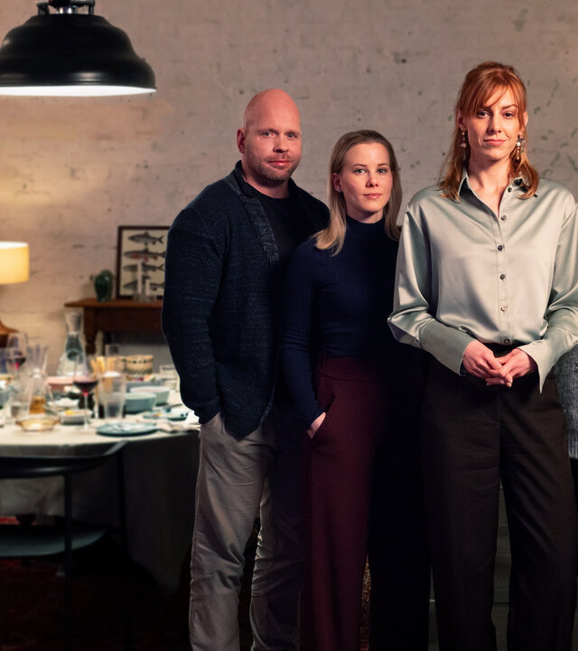 "Was darf man noch sagen? - Wut und Wahrheit nach Corona": Moderatorin Eva Schulz, Intensivpfleger Ricardo Lange, Kabarettist Florian Schroeder, Schauspielerin Eva Herzig und Journalistin Julia Ruhs posieren für die Kamera vor einem Tisch in einem Studio.
