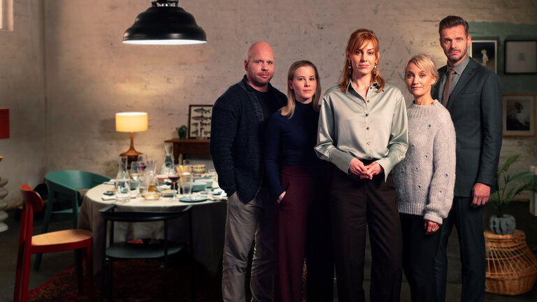 "Was darf man noch sagen? - Wut und Wahrheit nach Corona": Moderatorin Eva Schulz, Intensivpfleger Ricardo Lange, Kabarettist Florian Schroeder, Schauspielerin Eva Herzig und Journalistin Julia Ruhs posieren für die Kamera vor einem Tisch in einem Studio.