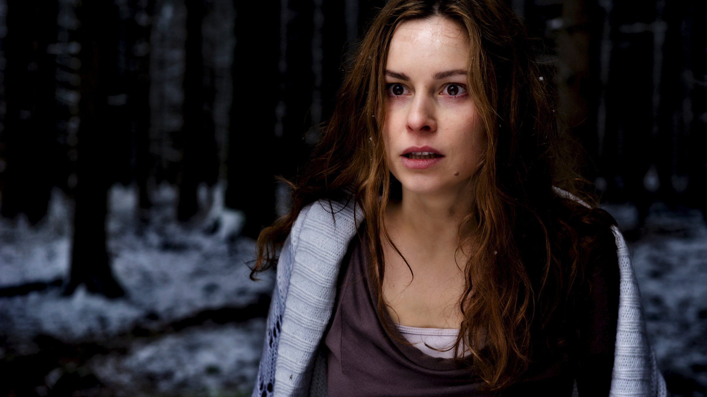 "DU HAST ES VERSPROCHEN": Hanna (Mina Tander) läuft mit entsetztem Gesicht durch einen dunklen, verschneiten Wald.