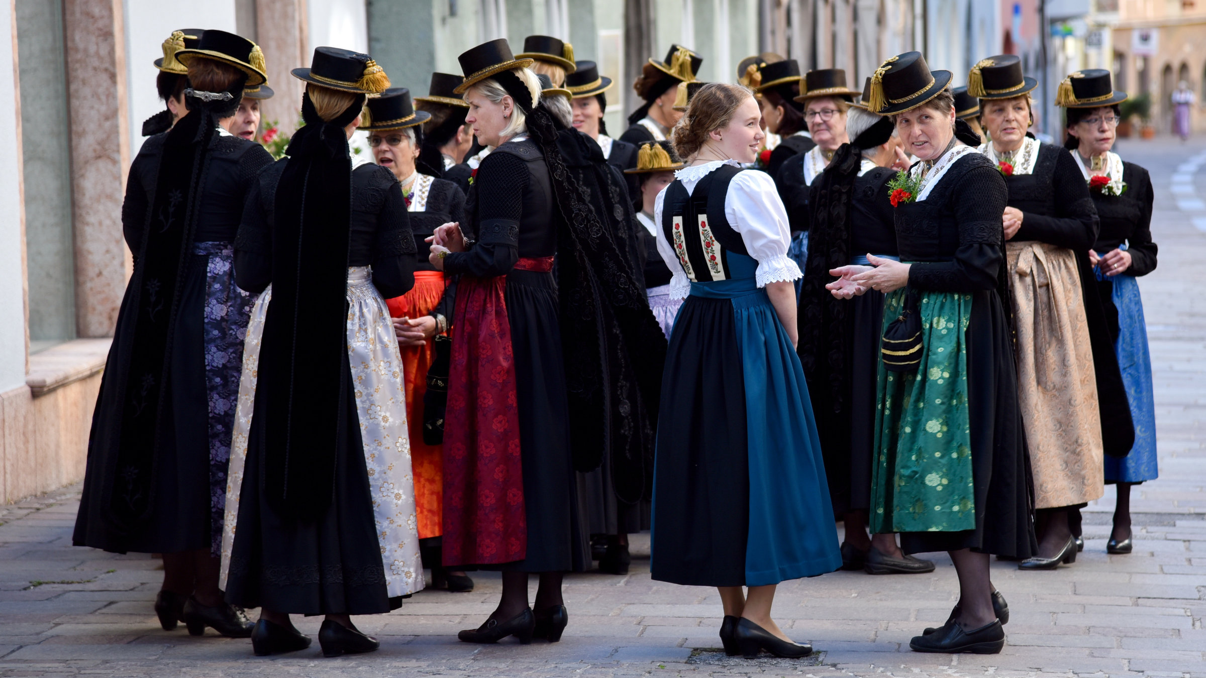 "Sommer in Schwaz": Die Bäuerinnen in Kasettltracht warten auf den Beginn der Fronleichnamsprozession in Schwaz.
