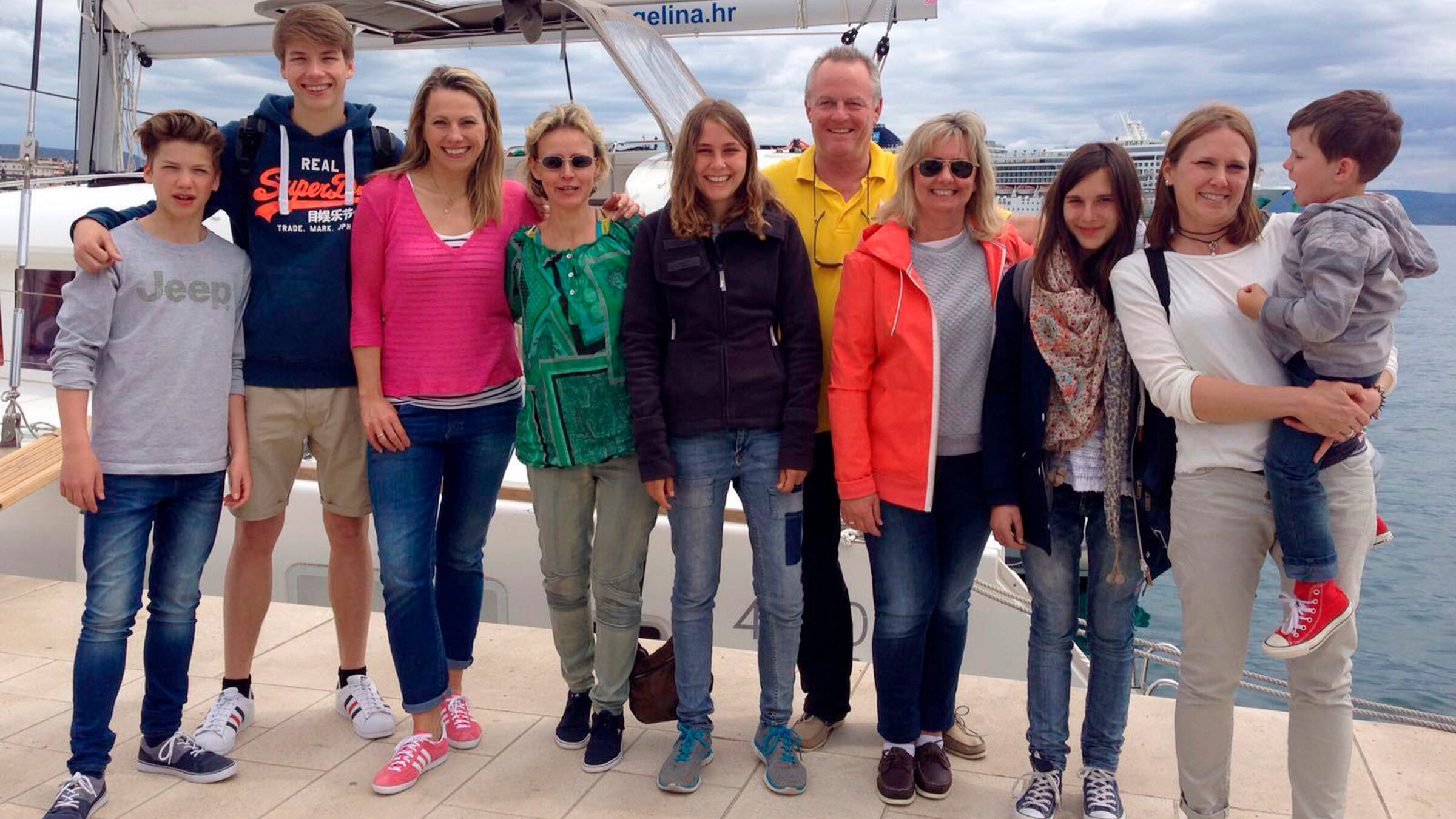 "Auf dem Segelboot in Kroatien": Kroatien ist ein Traumziel für Segler - und auch für Familien erschwinglich. Moderatorin Andrea Grießmann (3.v. l.) wagt das Abenteuer zusammen mit zwei anderen Müttern und fünf Kindern zwischen 4 und 17 Jahren: eine Woche Inselhopping mit einem Katamaran. Dank des Skipper-Ehepaares werden die Landratten schnell zu echten Seebären.