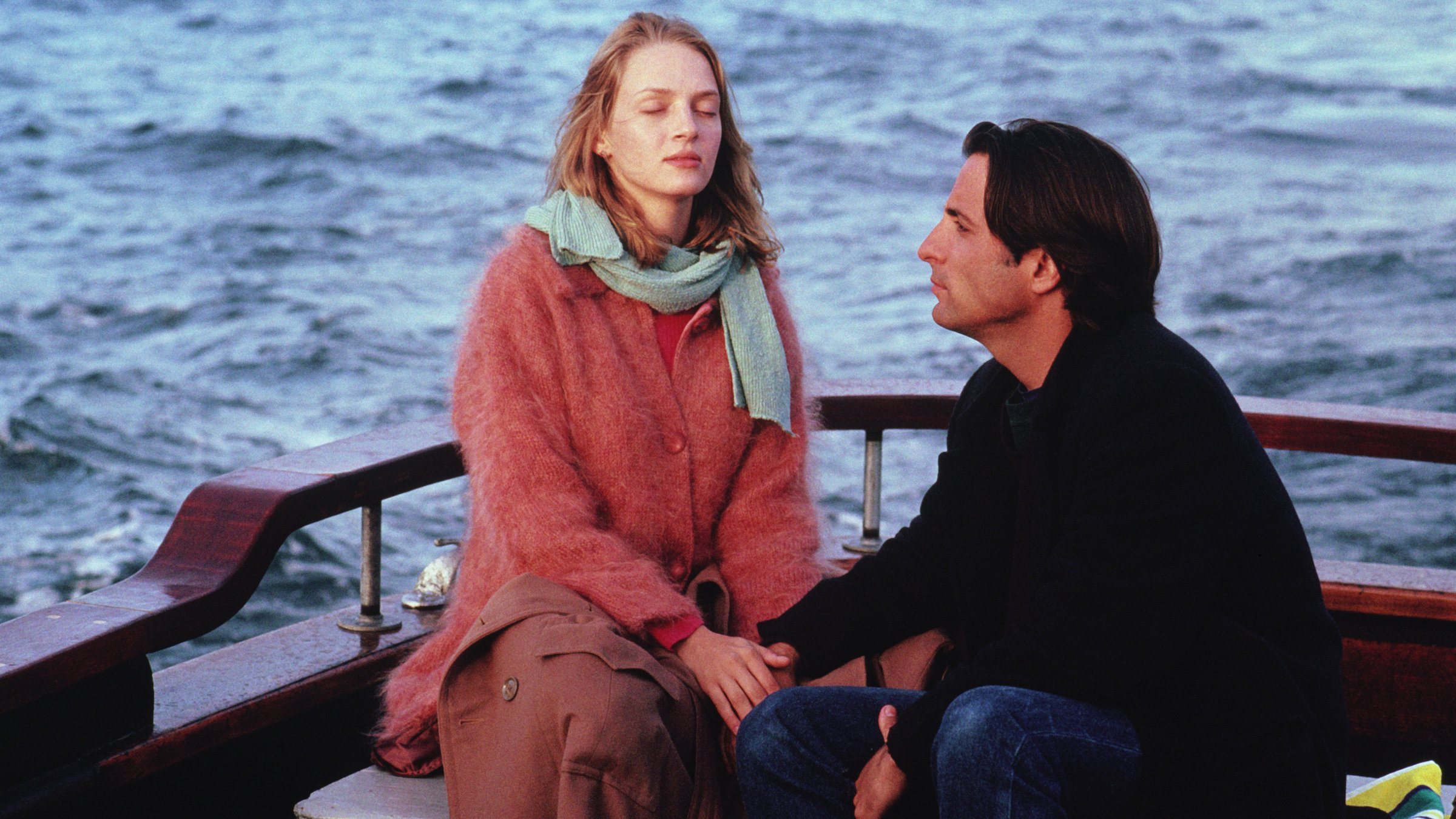 "Jennifer 8": John Berlin (Andy Garcia) sitzt mit Helena (Uma Thurman) gemeinsam in einem Boot auf dem See. Sie hat die Augen geschlossen, er hält ihre Hand und schaut sie an.