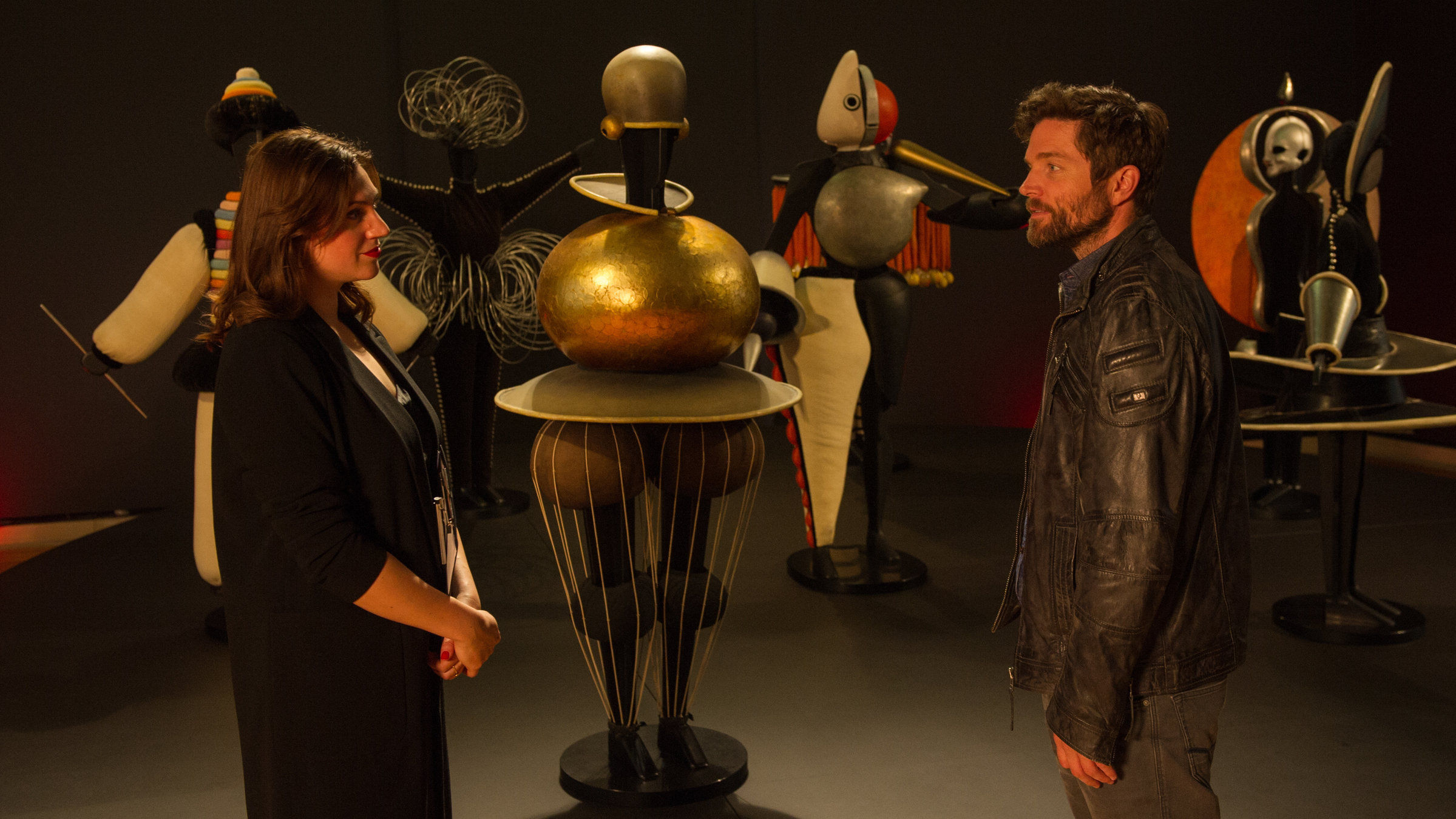 "SOKO Stuttgart - Vermächtnis": In einem dunklen Raum der Staatsgalerie voller moderner Skulpturen befragt Jo Stoll (Peter Ketnath) die Kuratorin Melinda Rehm (Bianca Warnek).