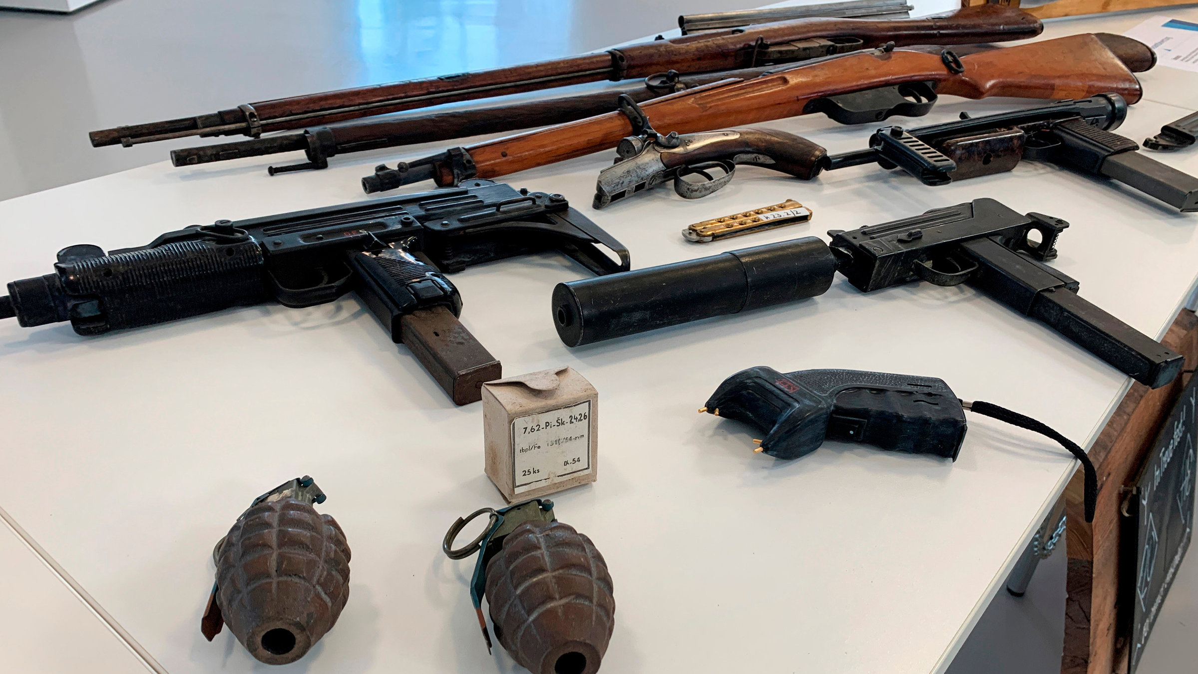 "Braunes Gift - Das Drogenkartell der Neonazis": Zu den beschlagnahmten Gegenständen gehörten auch scharfe Schusswaffen.