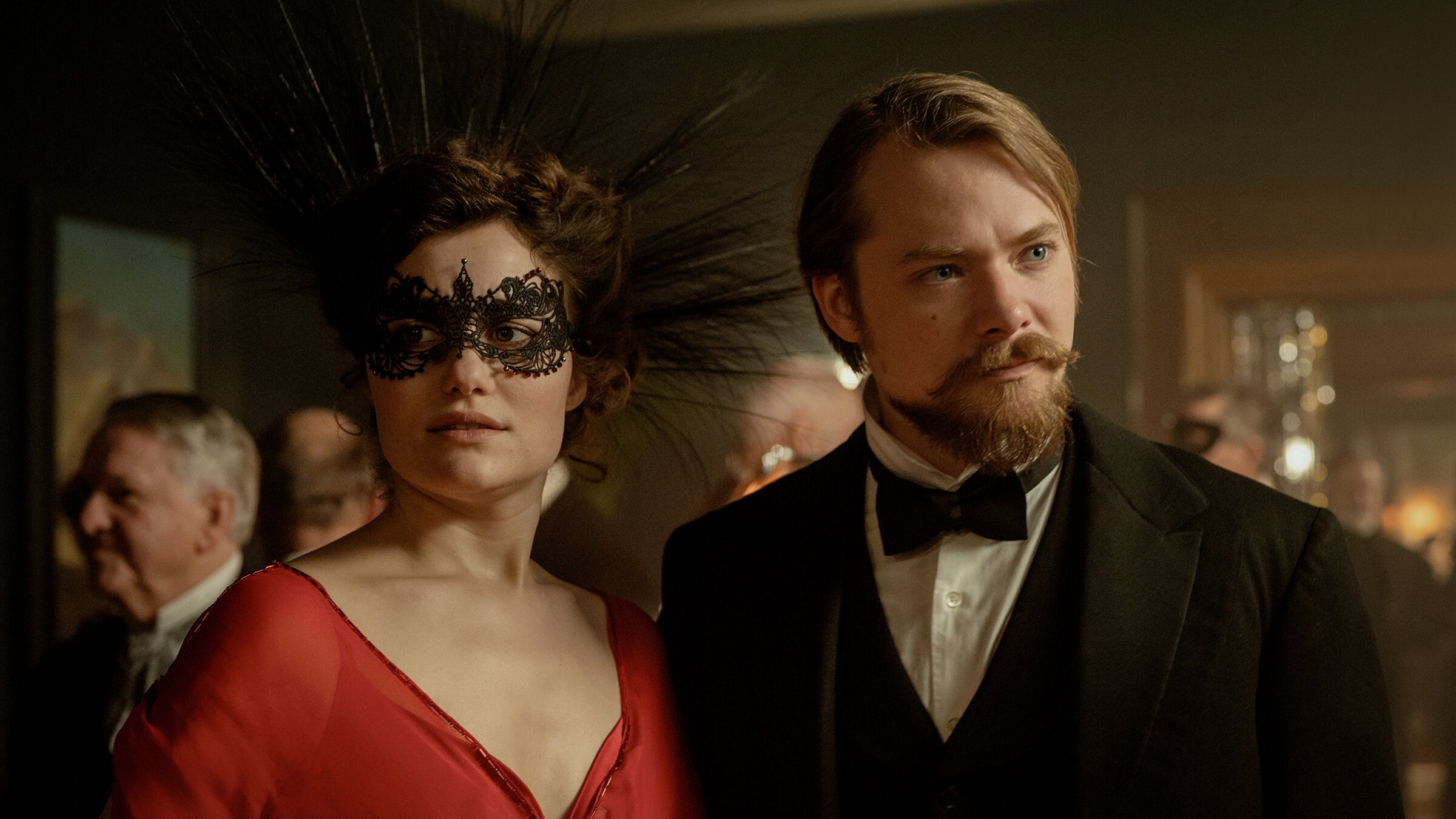 "Davos 1917 (2/6)": Gemeinsamer Auftritt am Neujahrsball: Dominique Devenport als Johanna Gabathuler mit ihrem Verlobten Sven Schelker als Grossrat Thanner.