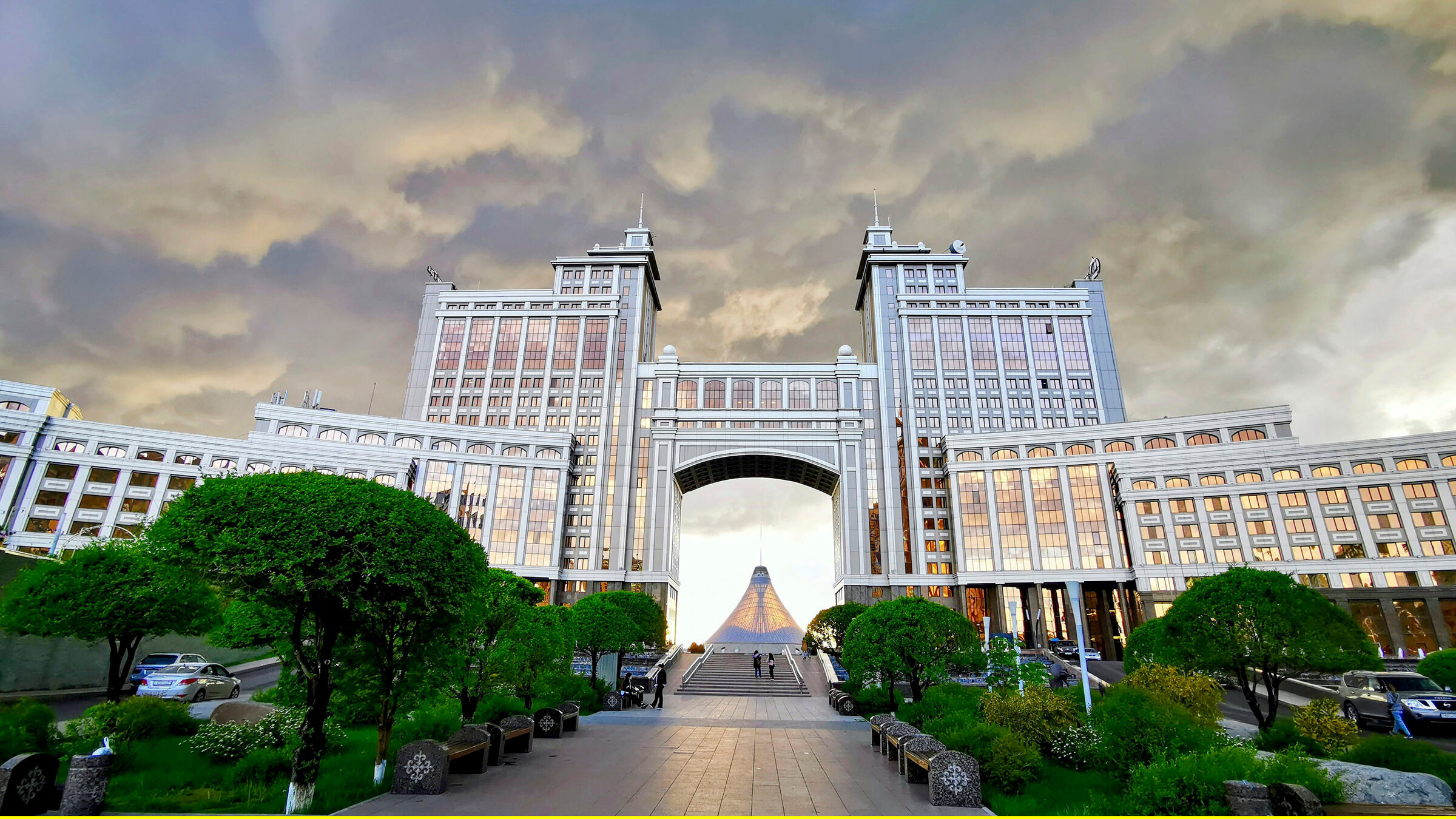 "Kasachstan - Sterne, Steppe, Stutenmilch": Nursultan ist eine Glitzer-Stadt mitten in der Steppe. Große Energiekonzerne und Banken dominieren mit ihren Firmengebäuden.