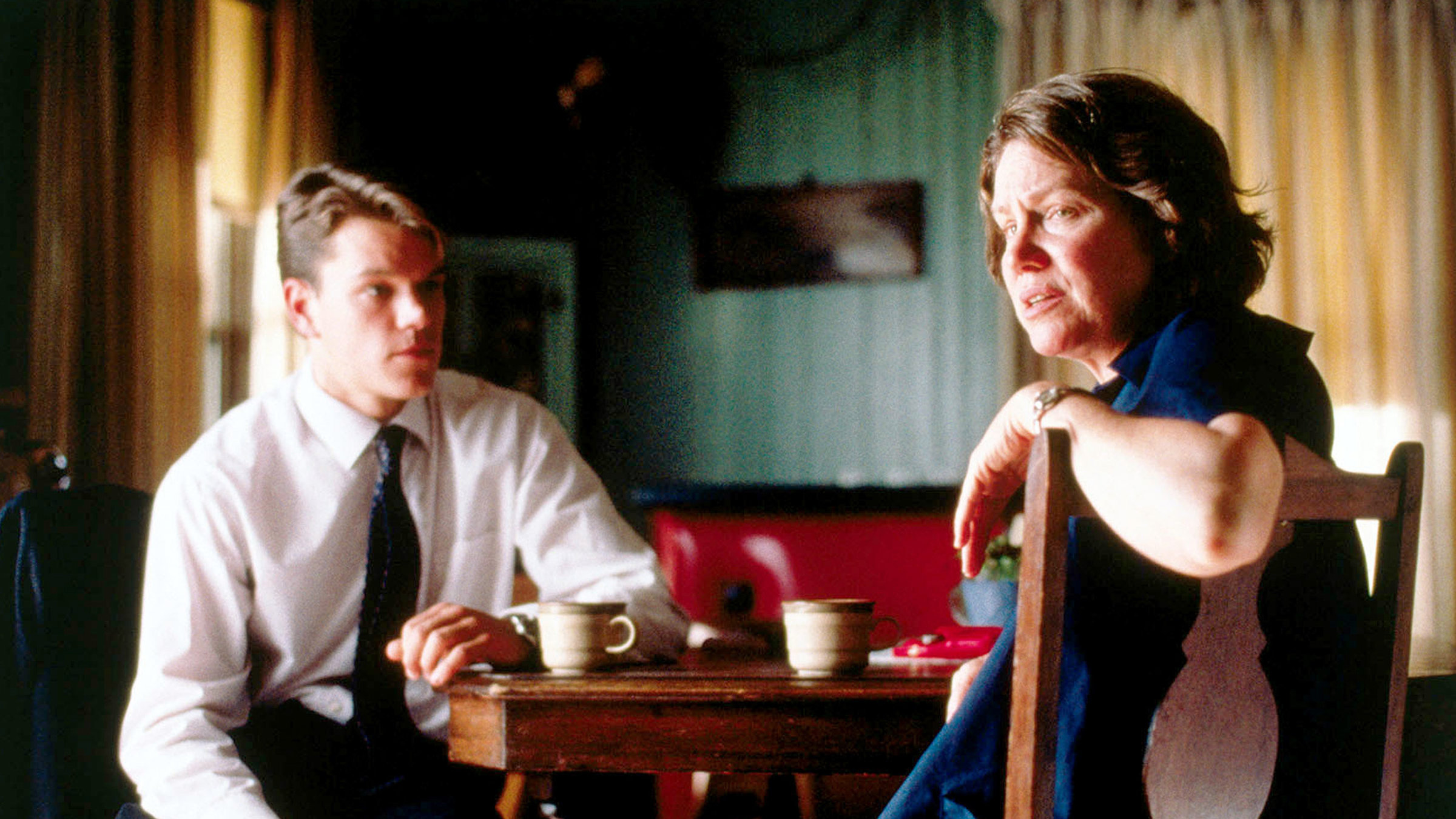 "Der Regenmacher": Dot Black (Mary Kay Place) engagiert den unerfahrenen Rudy Baylor (Matt Damon) im Kampf gegen den Versicherungskonzern.