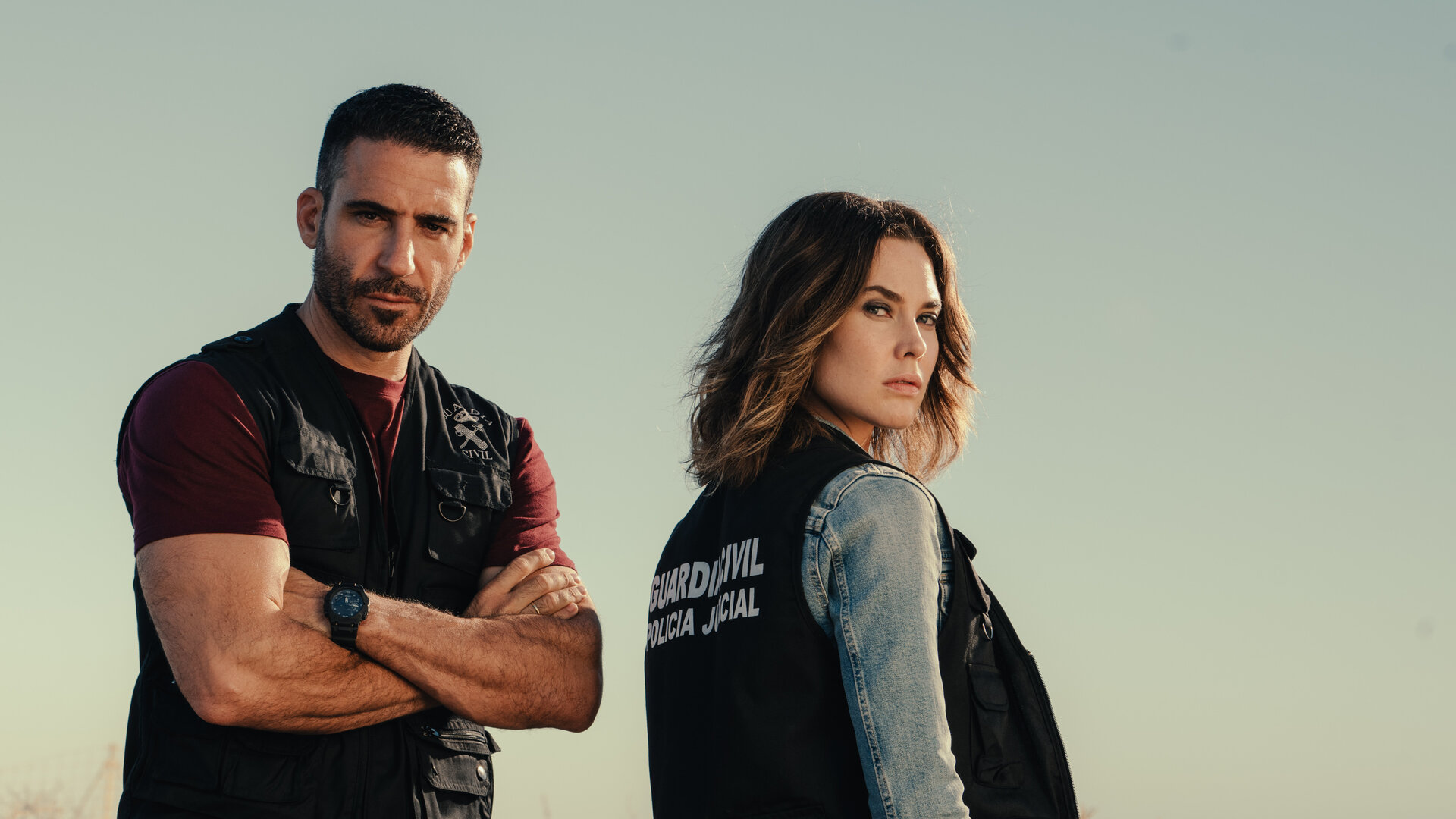 "Weiss & Morales: Ein Plan für die Zukunft": Raúl Morales (Miguel Ángel Silvestre) und Nina Weiss (Katia Fellin) stehen auf felsigem Gelände.