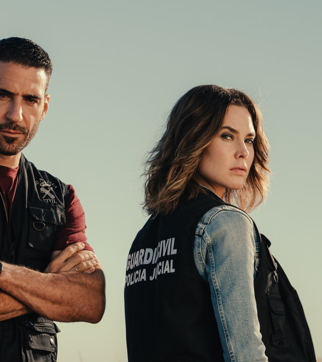 "Weiss & Morales: Ein Plan für die Zukunft": Raúl Morales (Miguel Ángel Silvestre) und Nina Weiss (Katia Fellin) stehen auf felsigem Gelände.