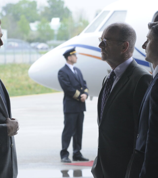 "Suits - Entdeckungen": Harvey (Gabriel Macht) spricht mit Lawrence Kemp (John Finn) und Matt Lasker (Kevin Jubinville), die ihm gegenüberstehen. Im Hintergrund ist ein Privatjet zu sehen, abseits wartet ein Pilot (Komparse) in Uniform.