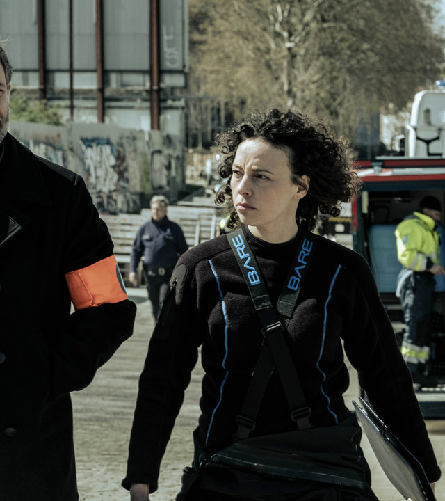 "Mo Hayder: Ritualmord": Kommissar Cafmeyer (Geert van Rampelberg) und Kiki (Marie Vinck) laufen nebeneinander auf einer Straße.