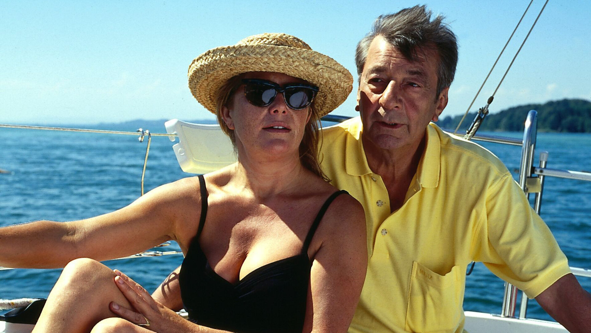 "Alle meine Töchter - Schwein gehabt": Margot (Jutta Speidel) lehnt an Berthold Sanwaldt (Günter Mack), während die beiden auf einem Boot die Sonne auf dem Wasser genießen.
