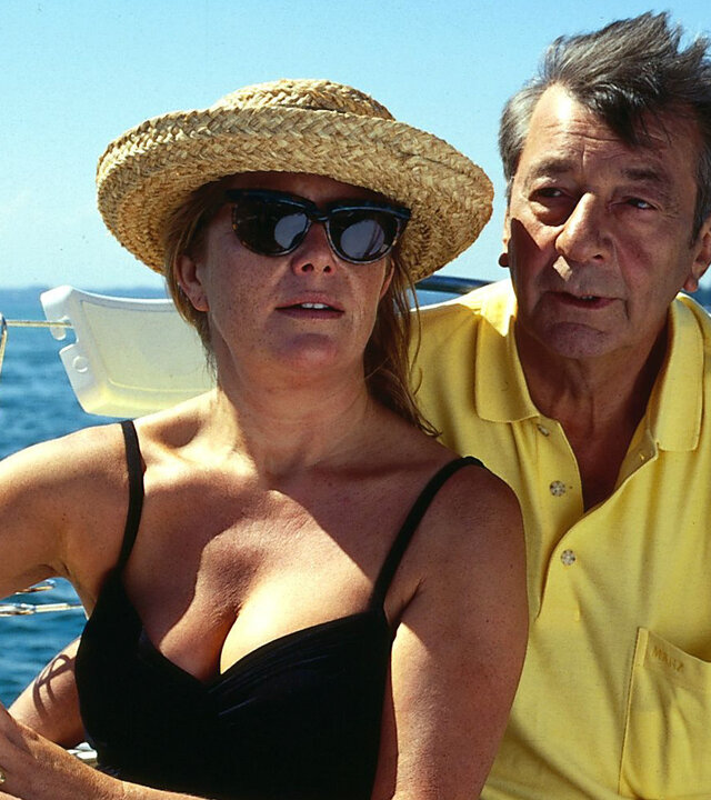 "Alle meine Töchter - Schwein gehabt": Margot (Jutta Speidel) lehnt an Berthold Sanwaldt (Günter Mack), während die beiden auf einem Boot die Sonne auf dem Wasser genießen.