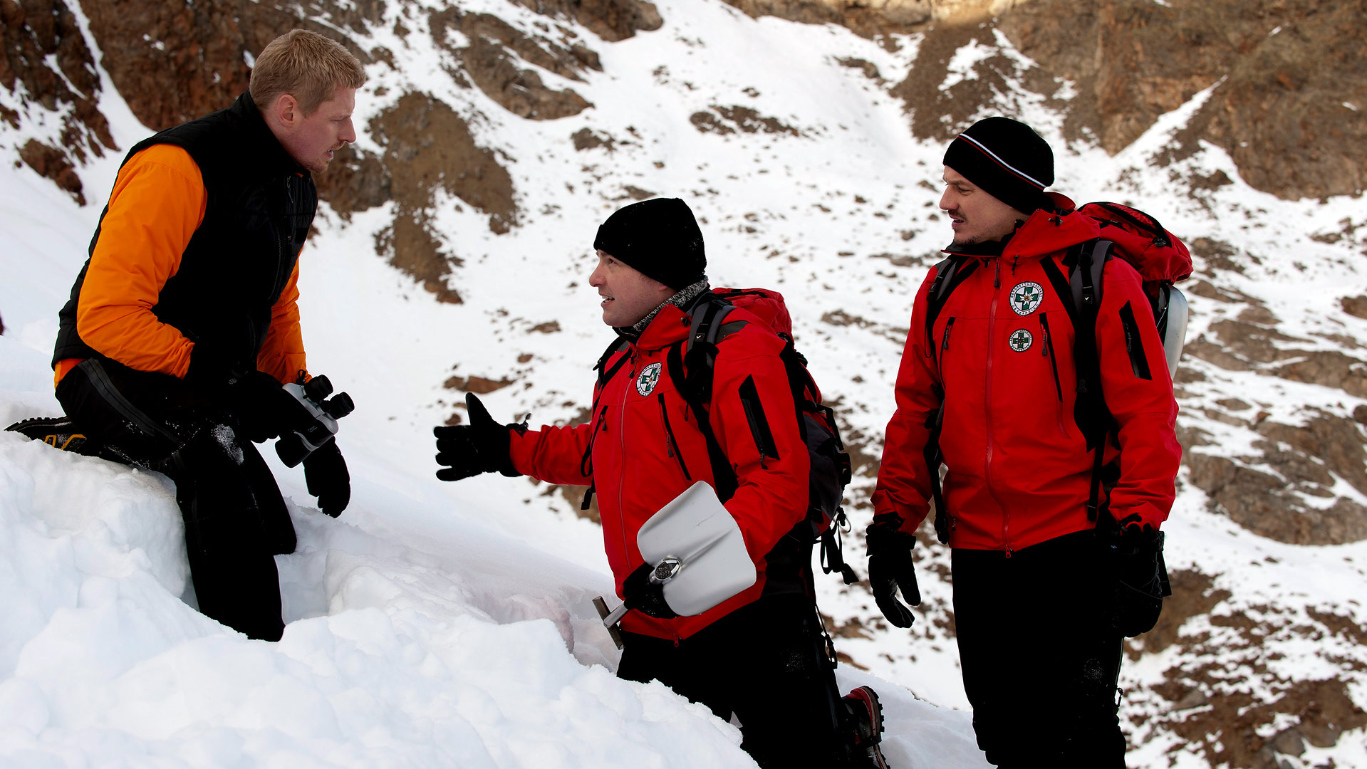 "Die Bergretter - Die Hoffnung stirbt zuletzt (1)": Andreas (Martin Gruber), Toni (Martin Klempnow) und Tobi (Markus Brandl) stehen in Ausrüstung am Berghang.