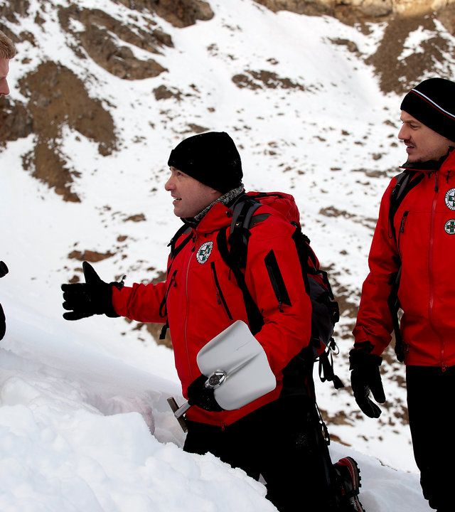 "Die Bergretter - Die Hoffnung stirbt zuletzt (1)": Andreas (Martin Gruber), Toni (Martin Klempnow) und Tobi (Markus Brandl) stehen in Ausrüstung am Berghang.