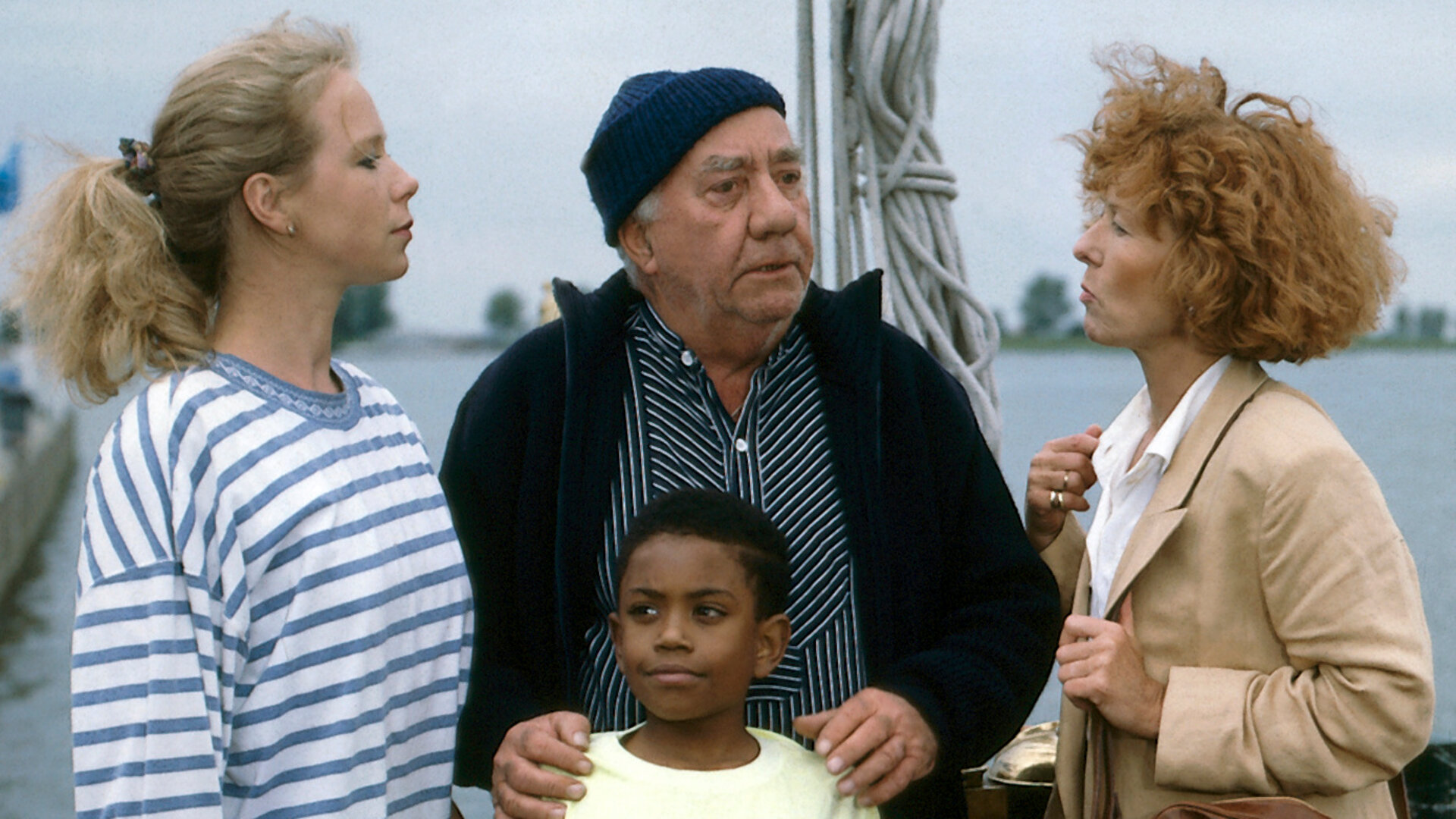 "Diese Drombuschs - Die treibende Kraft": Tina (Marion Kracht) steht mit dem kleinen Richy (Jaques Hipplewith), dem Skipper Peter Mertens (Frans Vrolijk und ihrer Mutter Claudia Reibold (Christiane Pauli) an Deck eines Bootes.