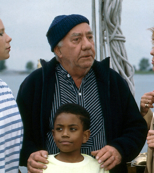 "Diese Drombuschs - Die treibende Kraft": Tina (Marion Kracht) steht mit dem kleinen Richy (Jaques Hipplewith), dem Skipper Peter Mertens (Frans Vrolijk und ihrer Mutter Claudia Reibold (Christiane Pauli) an Deck eines Bootes.