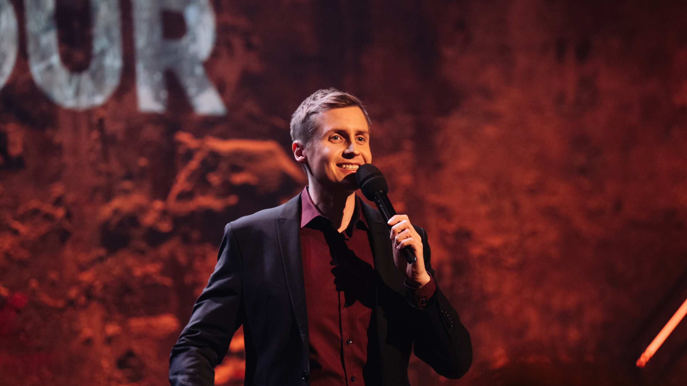 "Till Reiners' Happy Hour": der Gastgeber Till Reiners steht auf der Bühne und unterhält sein Publikum.