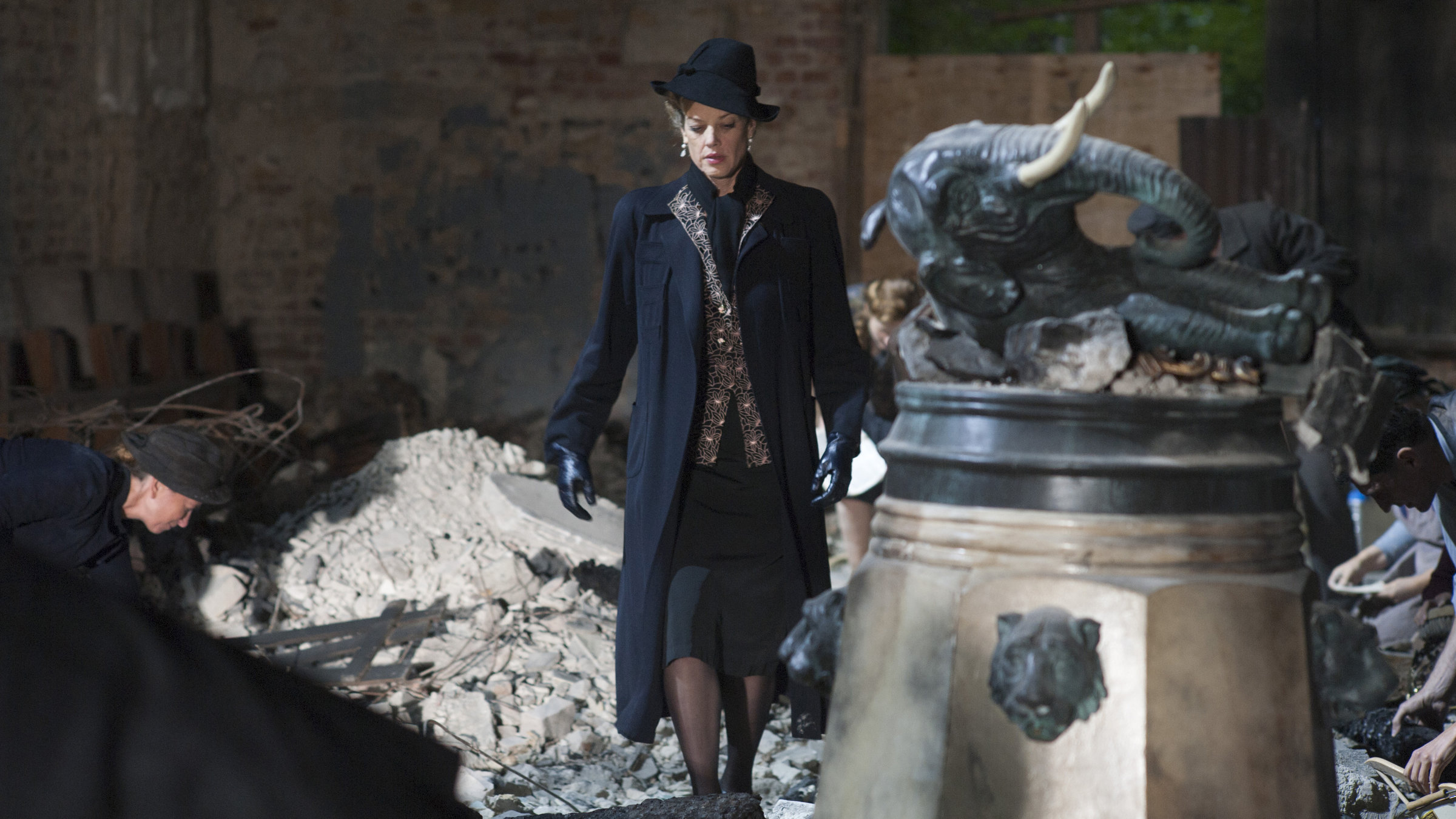 Hedda Adlon (Marie Bäumer) in den Ruinen ihres Hotels.