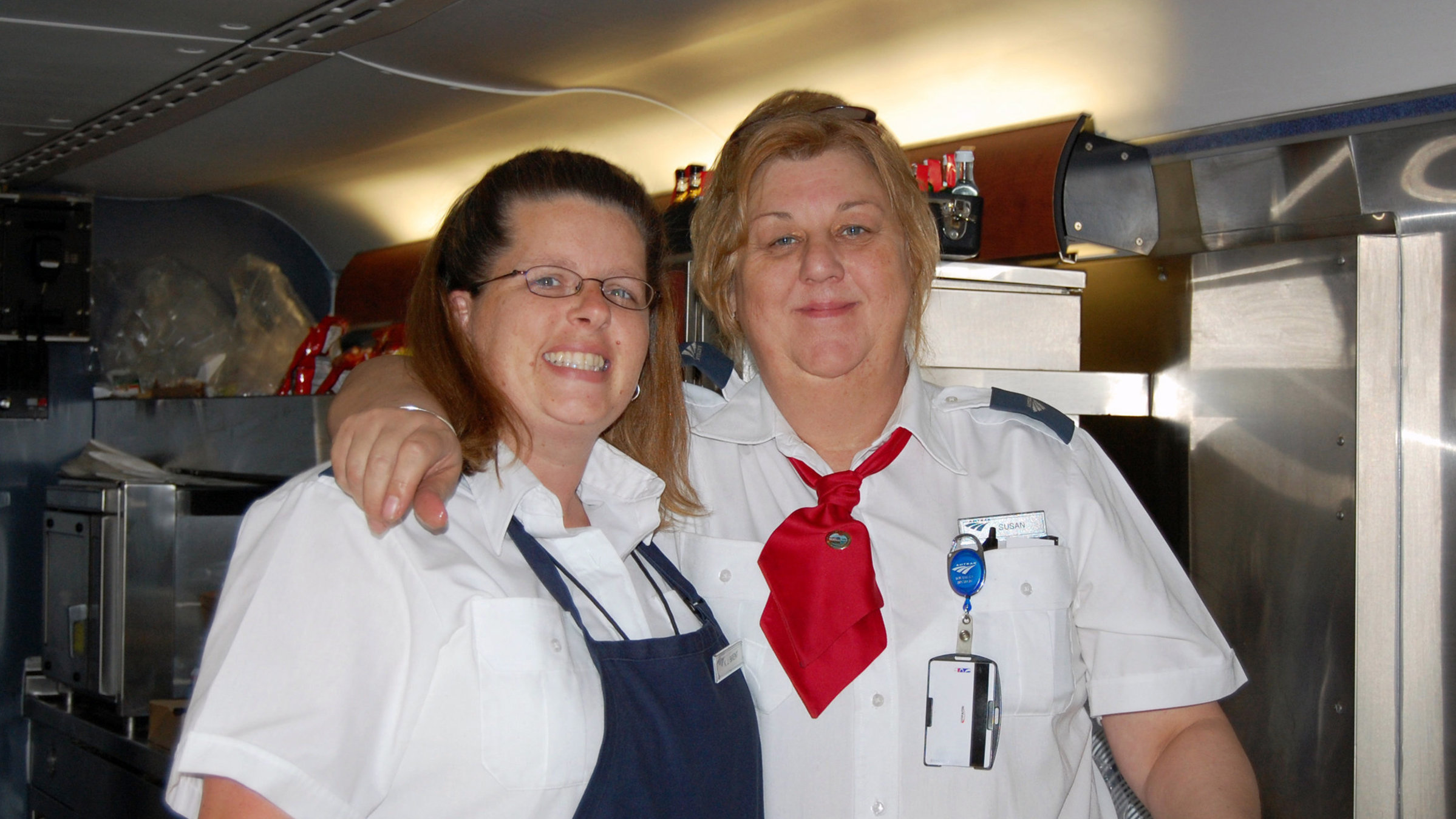 "Die USA in einem Zug: Von New York zum Michigansee": Das immer fröhliche Küchenpersonal des "Amtrak"-Zuges.