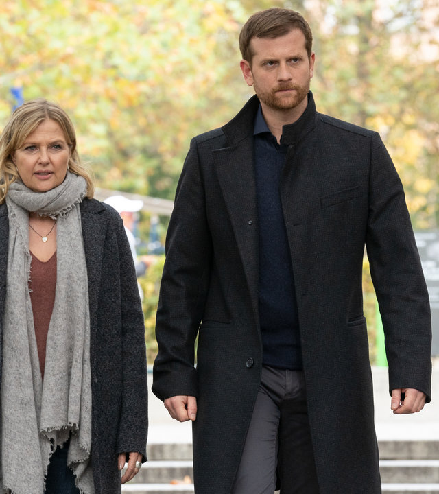 "Die Chefin - Trugbild": Vera Lanz (Katharina Böhm) und Maximilian Murnau (Christoph Schechinger) gehen mit ernstem Blick durch einen Park.