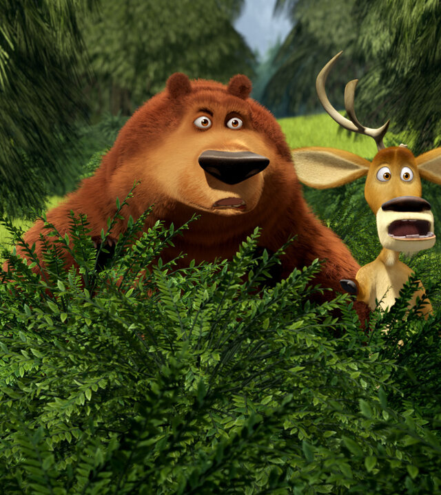 "Jagdfieber 2": Boog, Elliot und drei weitere Tiere, McSquizzy, Deni und Serge, stehen hinter einem dichten Gebüsch und blicken schockiert geradeaus. Im Hintergrund erstreckt sich eine grüne Waldlandschaft mit hohen Bäumen.