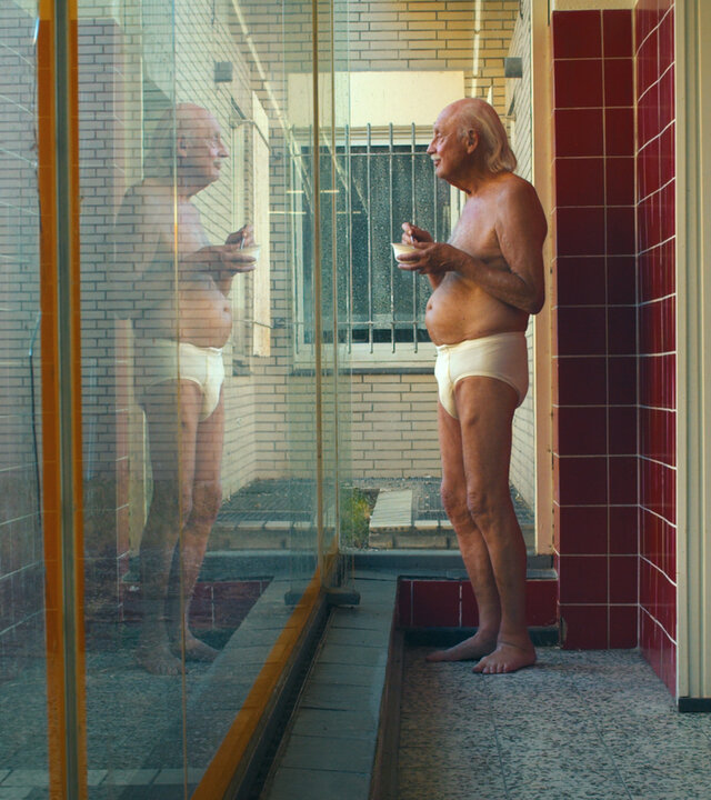 "NONKONFORM": Dietrich Kuhlbrodt steht in Unterhose am Fenster im Waschsalon.