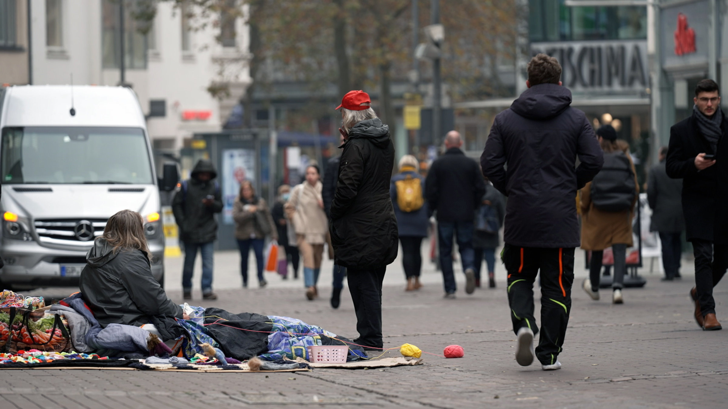 "plan b: Ein Dach für alle - Wege aus der Obdachlosigkeit": Ein Obdachloser sitzt auf einer Decke in der Bamberger Innenstadt.
