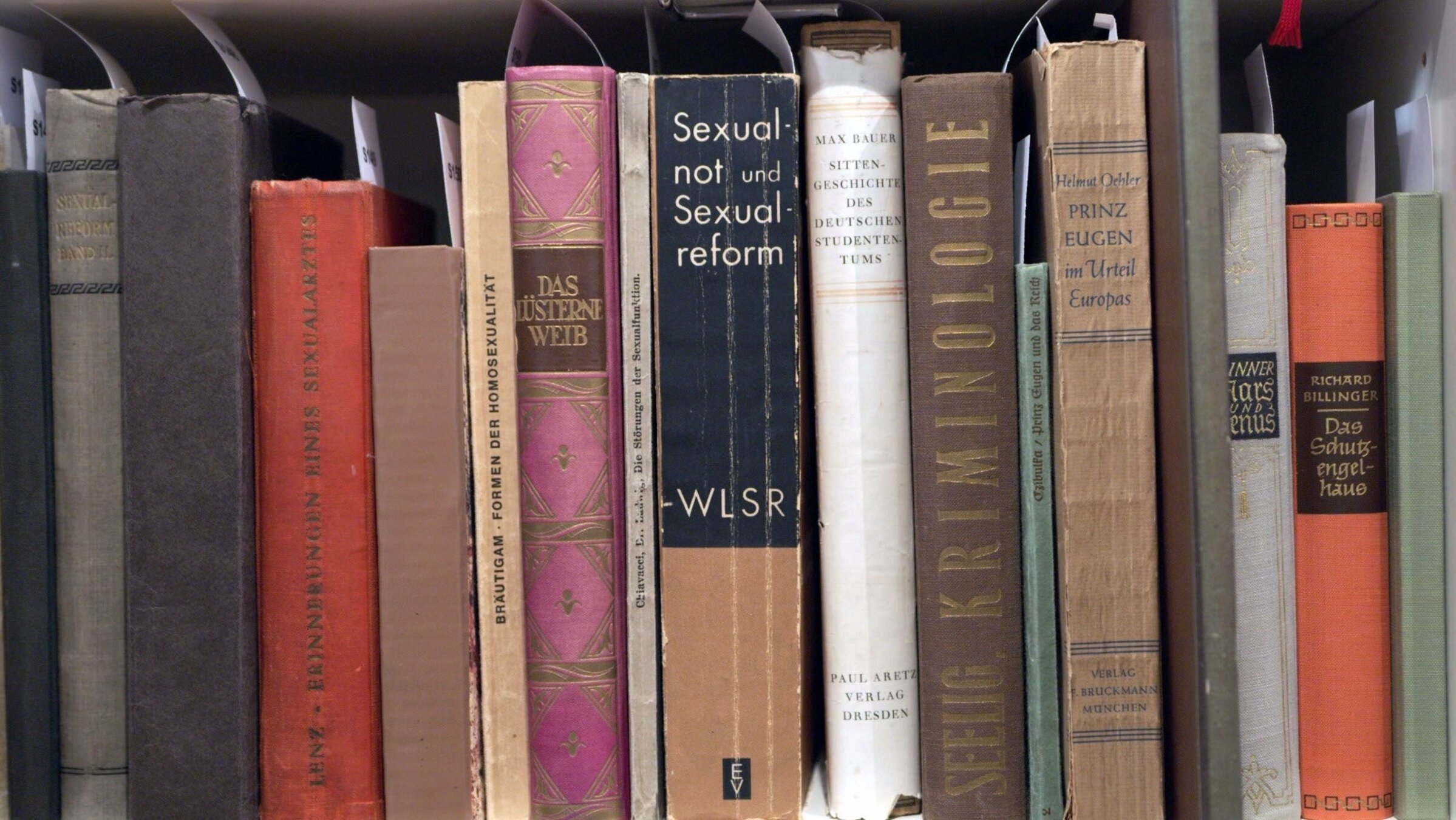 "Liebe und Körperkult damals": Alte Bücher.